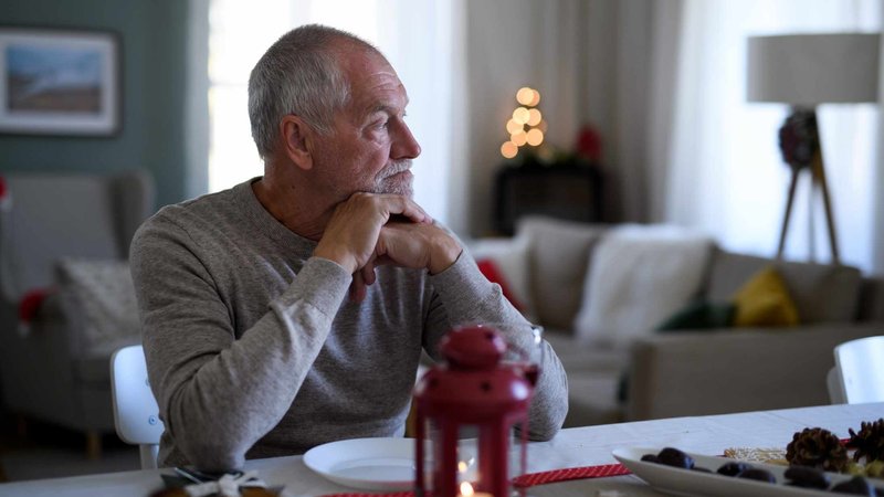 Ein Mann sitzt alleine am Essenstisch | Bild: colourbox.com Ein Mann sitzt alleine am Essenstisch