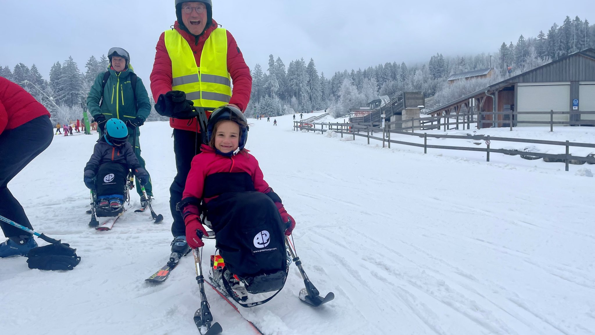 Elise im Monoski, Papa Norbert behält als Begleitperson die Übersicht.  