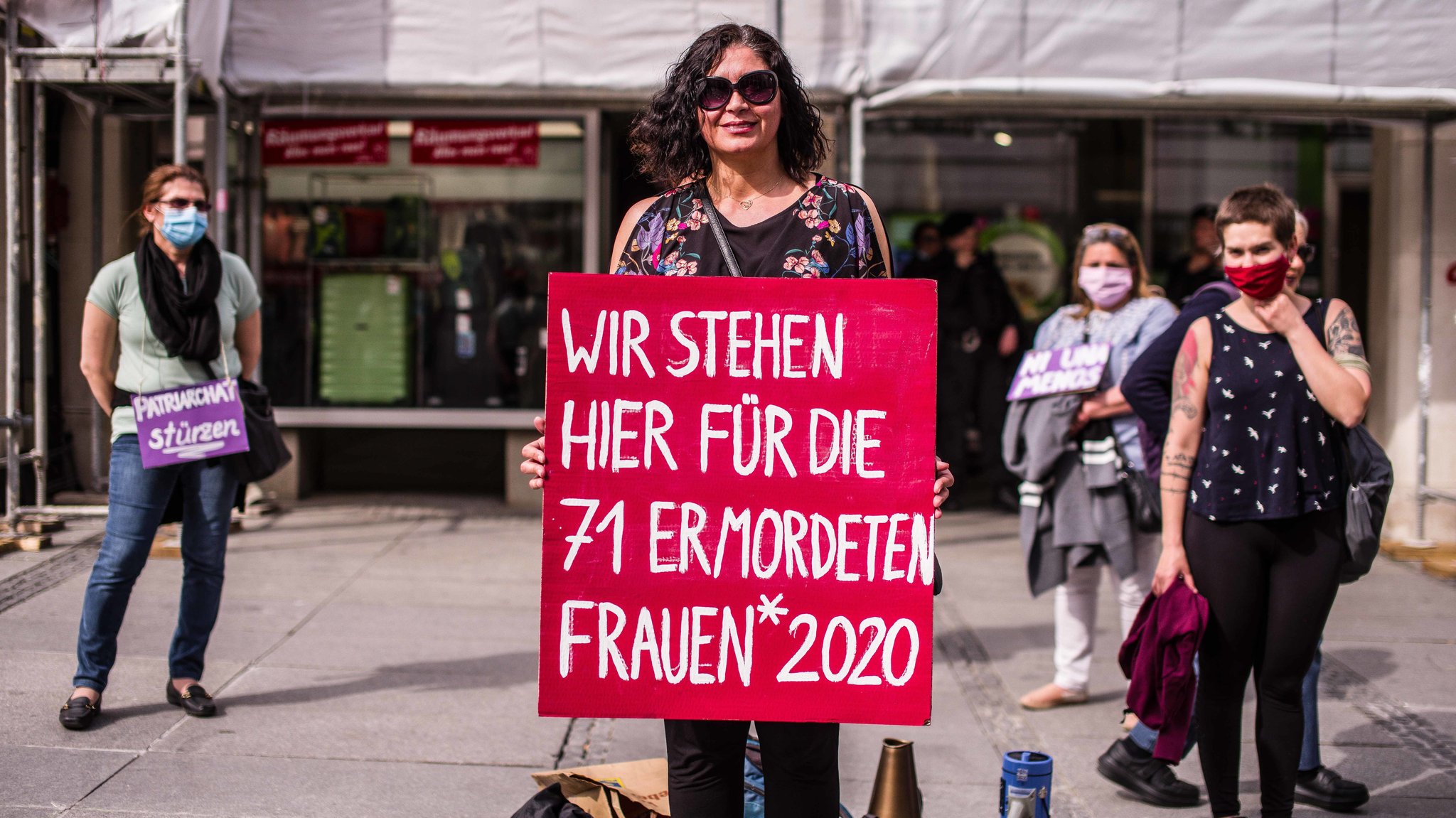 München, 8. Mai 2020: Eine Gruppe von Frauen demonstriert und warnt vor Gefahren von häuslicher Gewalt während der Corona-Ausgangsbeschränkungen 