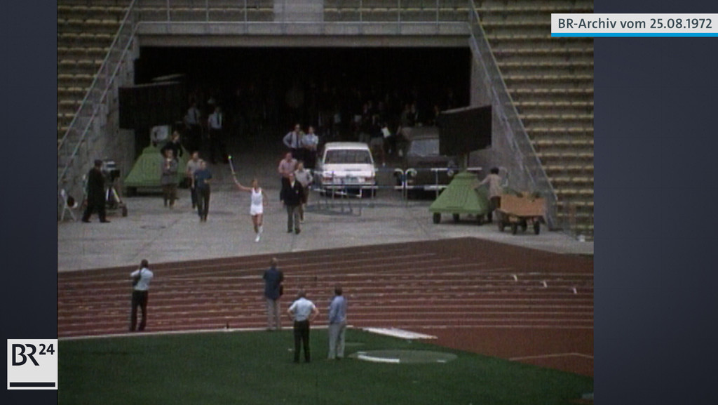 Fackelläufer Günter Zahn läuft bei der Generalprobe der Eröffnung durch das Marathontor des Münchner Olympiastadions.