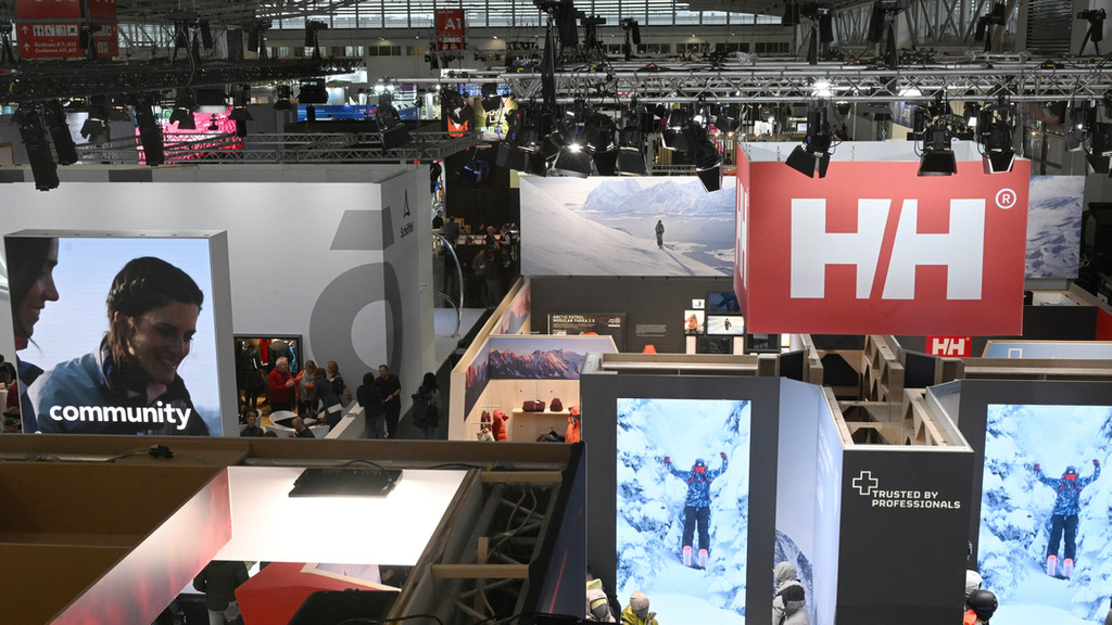Ein Messestand der Firma "Helly Hansen" ist bei der Sportartikelmesse Ispo in einer Messehalle der Messe München zu sehen.