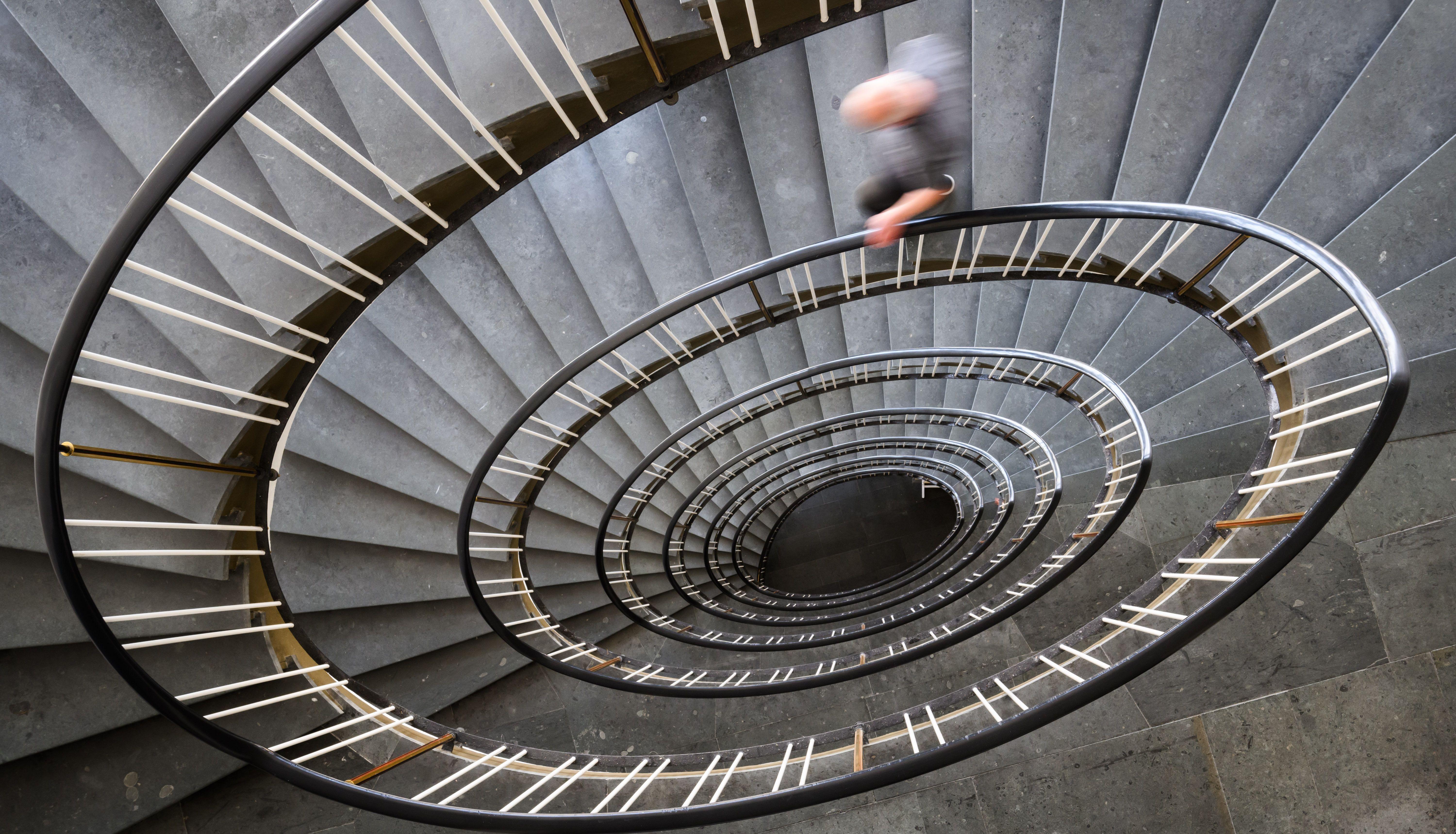 Symbolbild: Ein Mann geht viele Treppen hinunter