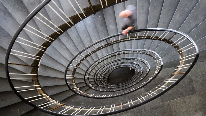 Symbolbild: Ein Mann geht viele Treppen hinunter | Bild: picture alliance/dpa | Julian Stratenschulte Symbolbild: Ein Mann geht viele Treppen hinunter