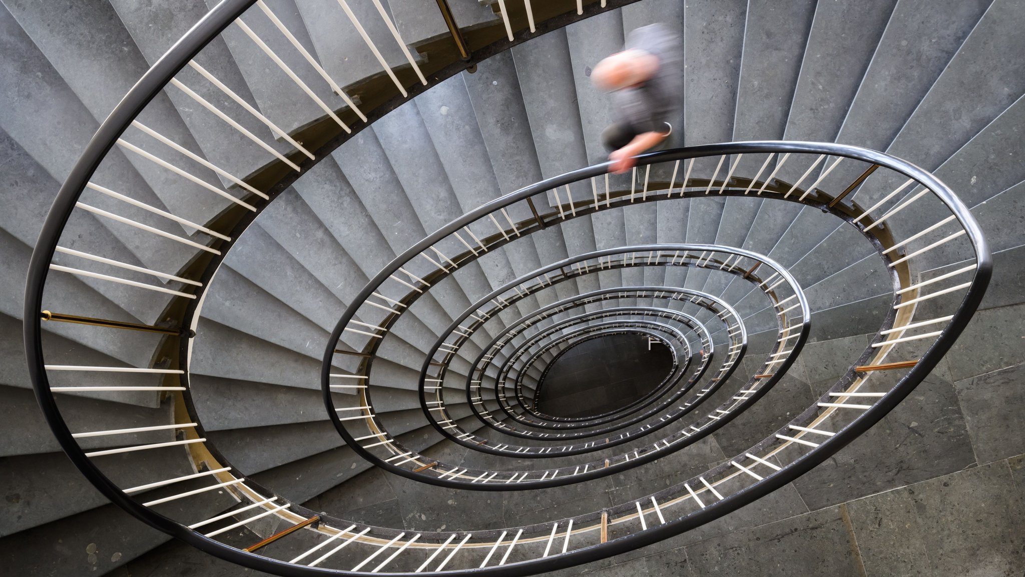 Symbolbild: Ein Mann geht viele Treppen hinunter