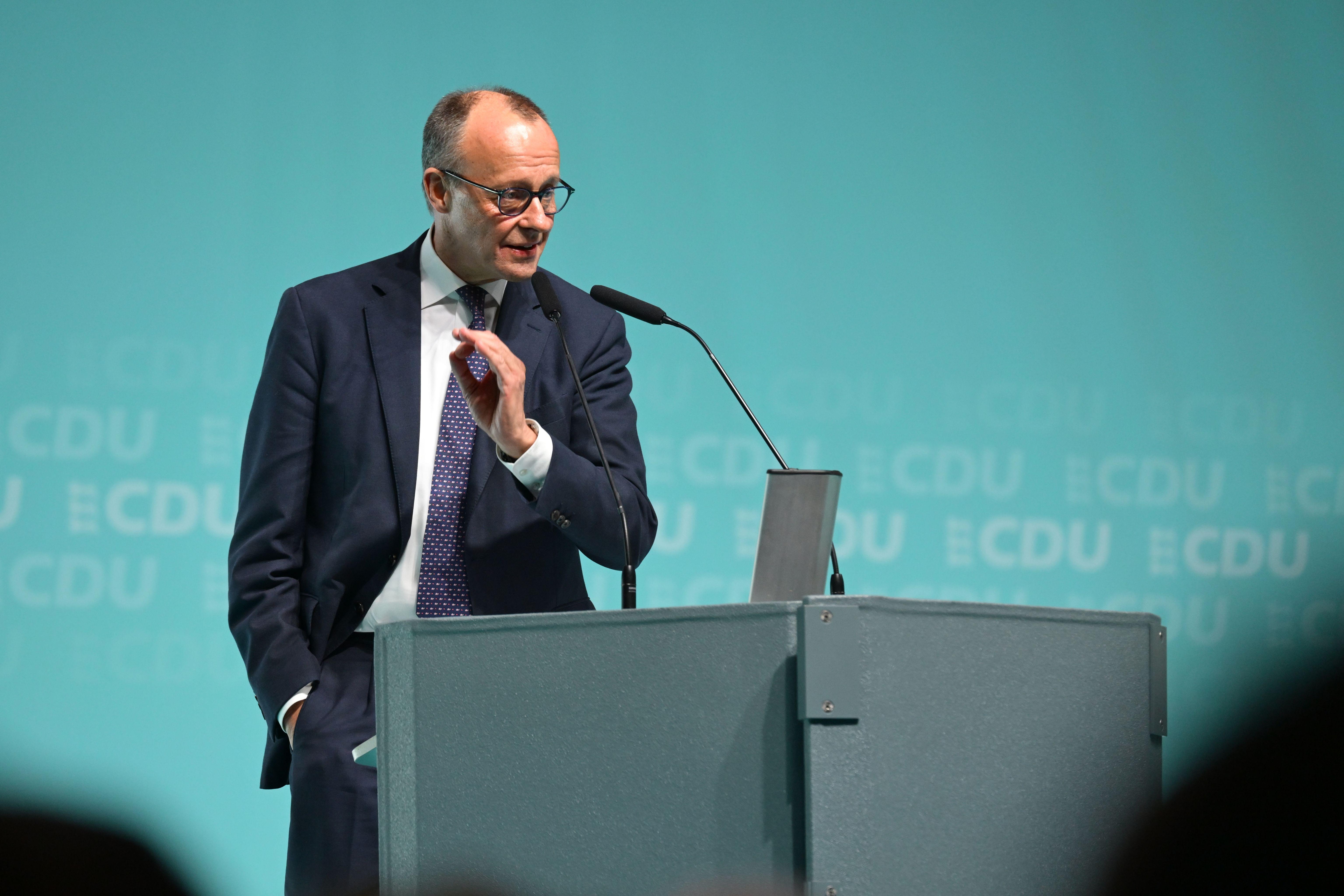 CDU-Bundeschef und Bundeskanzler Friedrich Merz hält vor der Landtagswahl in Baden-Württemberg eine Rede in der Oberschwabenhalle in Ravensburg.