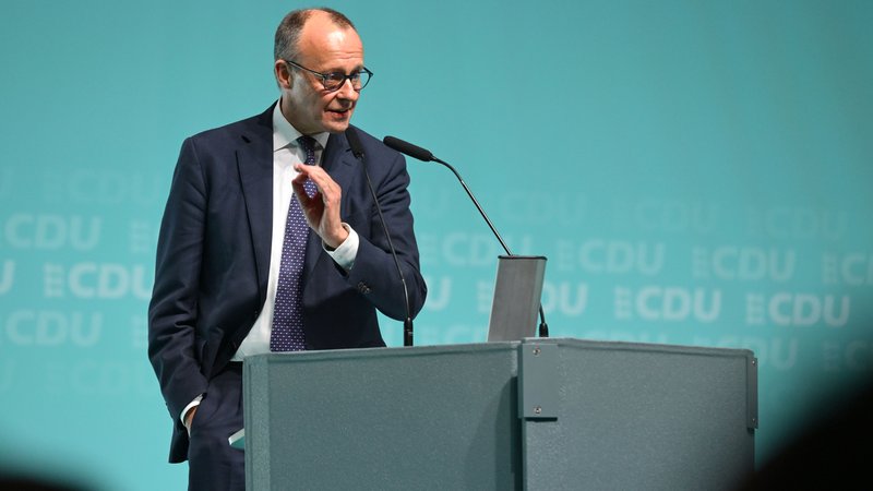 CDU-Bundeschef und Bundeskanzler Friedrich Merz hält vor der Landtagswahl in Baden-Württemberg eine Rede in der Oberschwabenhalle in Ravensburg. | Bild: dpa-Bildfunk/Felix Kästle CDU-Bundeschef und Bundeskanzler Friedrich Merz hält vor der Landtagswahl in Baden-Württemberg eine Rede in der Oberschwabenhalle in Ravensburg.