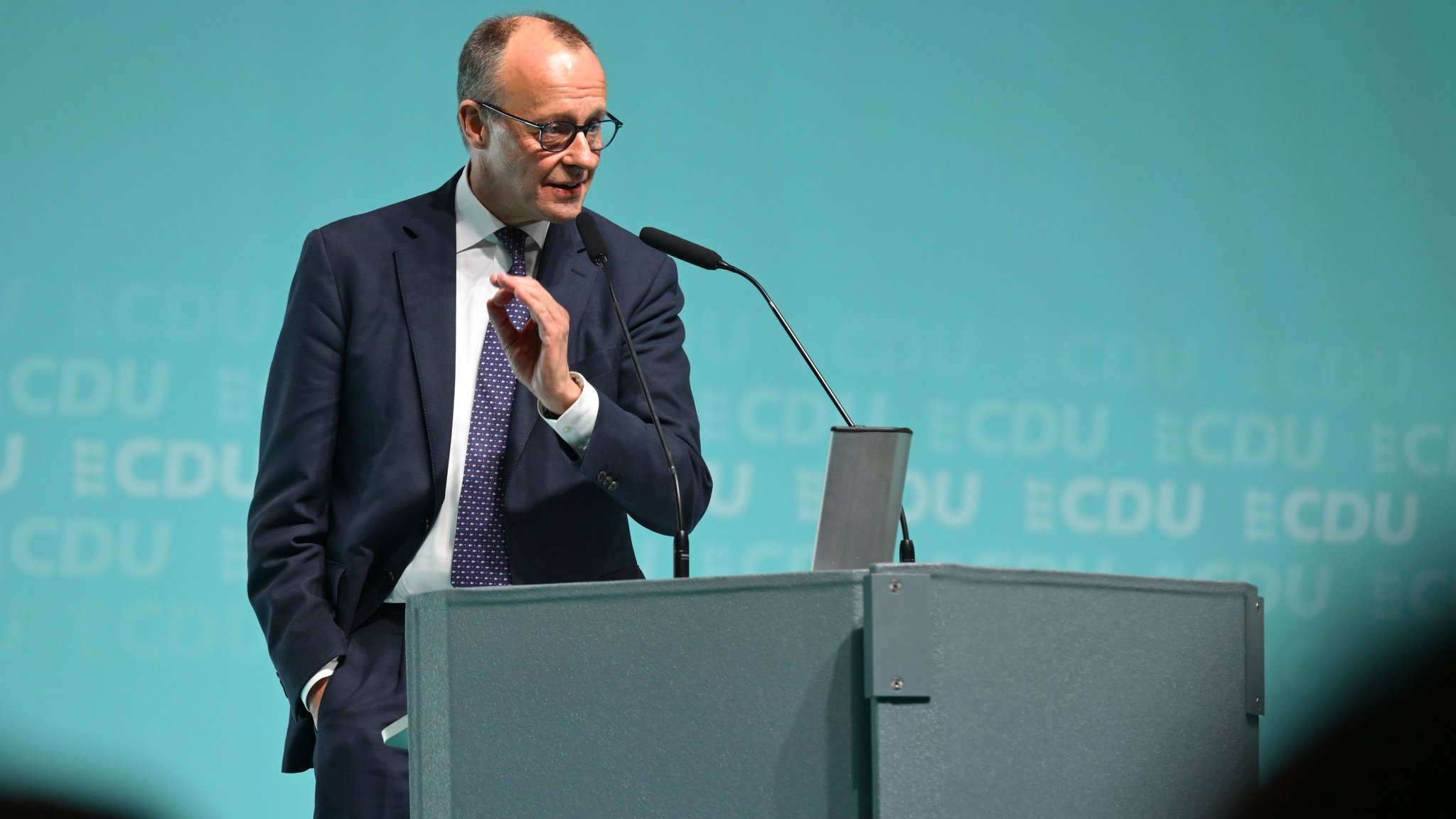 CDU-Bundeschef und Bundeskanzler Friedrich Merz hält vor der Landtagswahl in Baden-Württemberg eine Rede in der Oberschwabenhalle in Ravensburg.