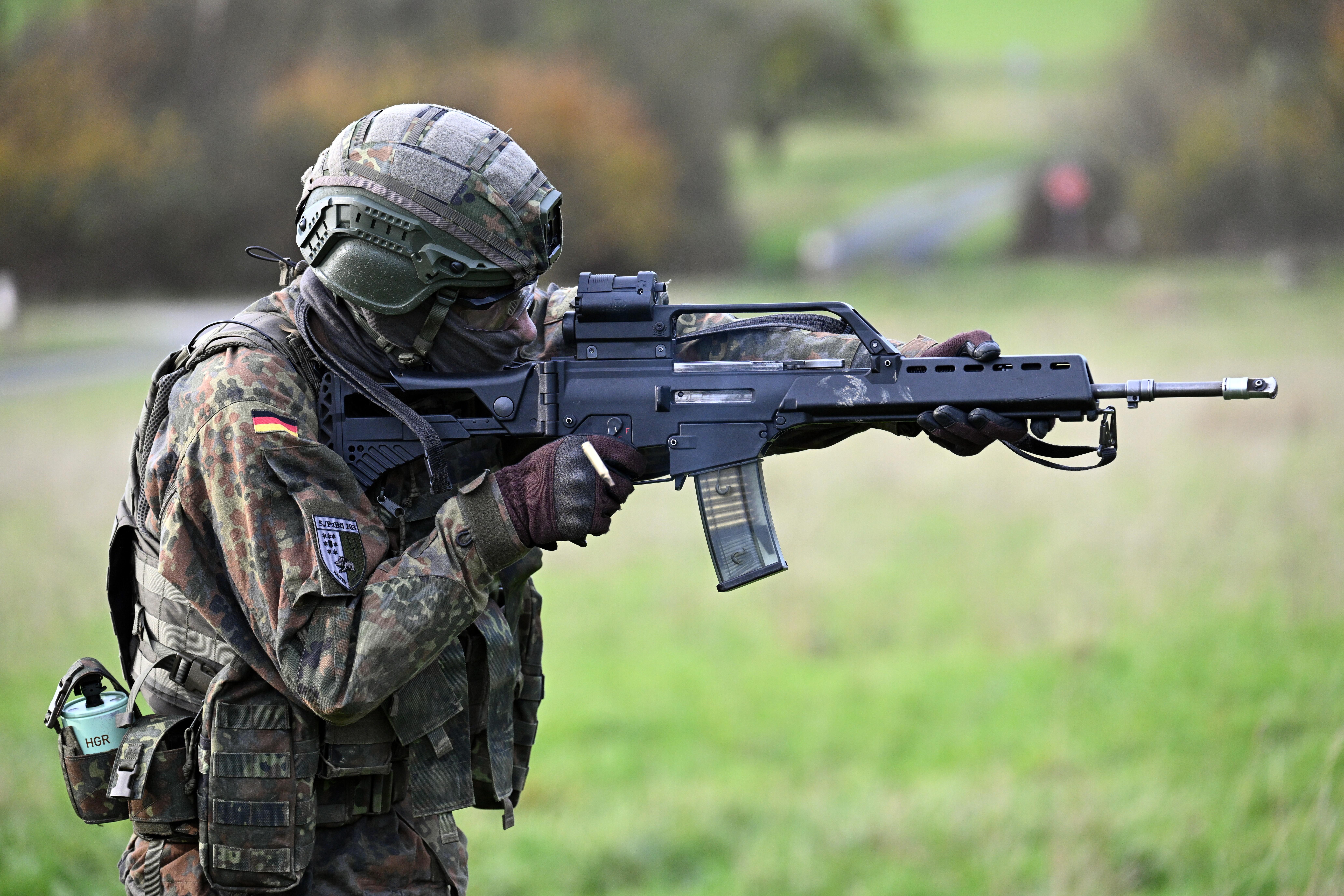 Ein Soldat mit einer Waffe (Symbolbild)