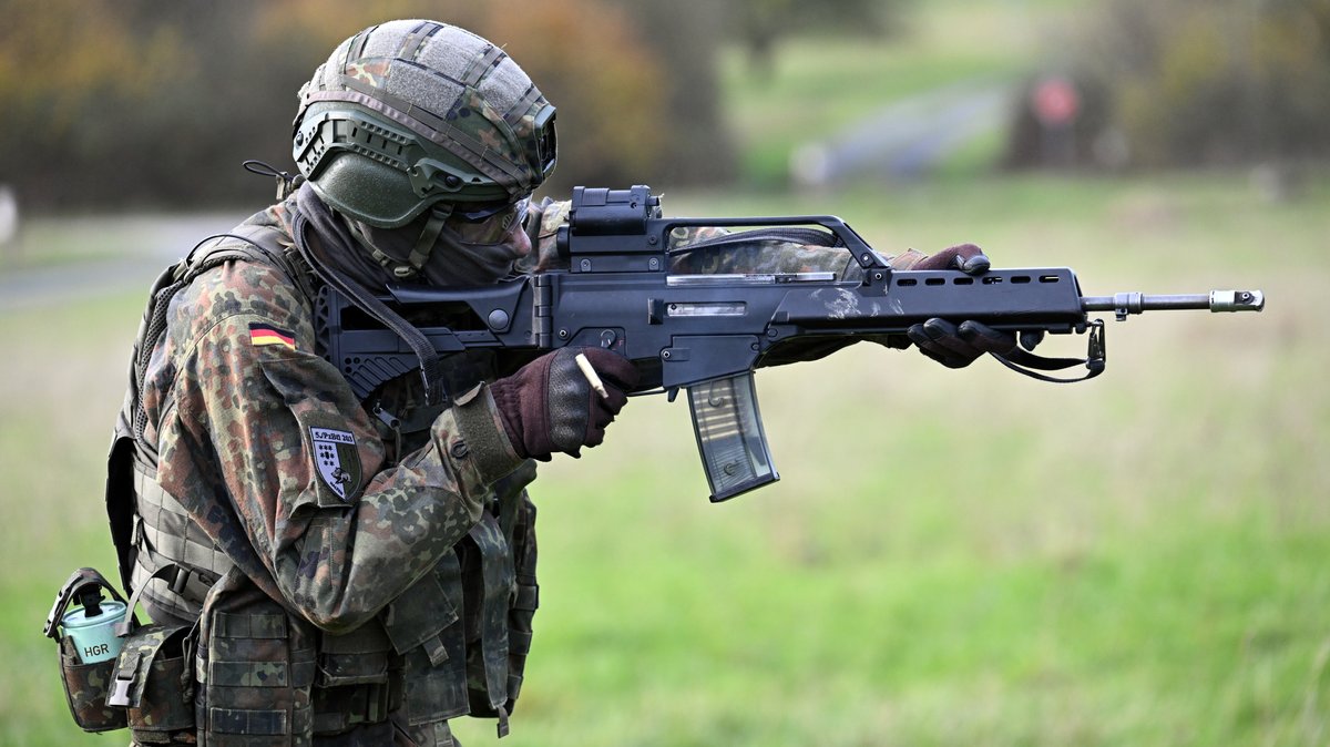 Ein Soldat mit einer Waffe (Symbolbild)