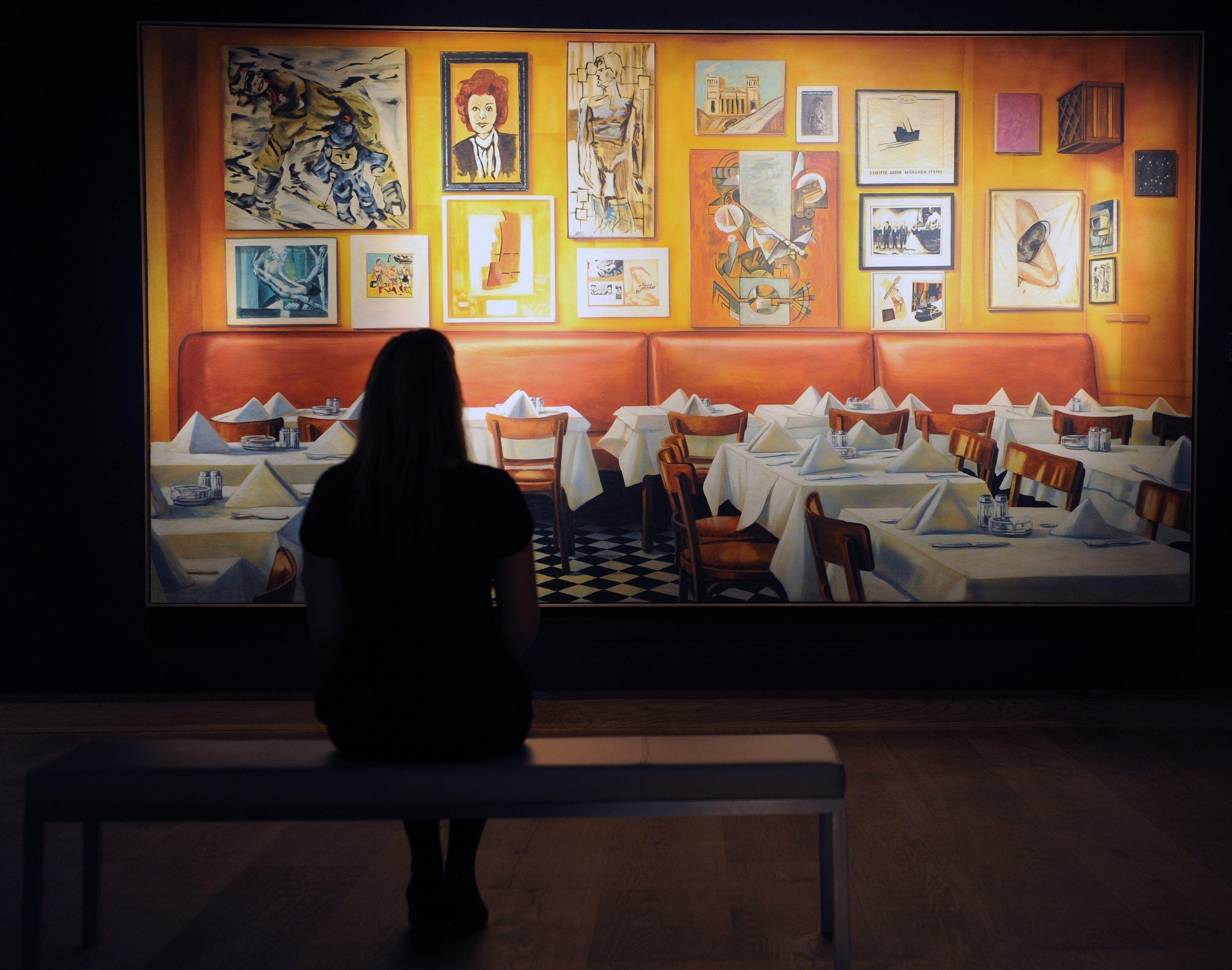 Betrachterin vor Martin Kippenbergers "Paris Bar 1" | Bild:picture-alliance/ dpa | epa Andy Rain