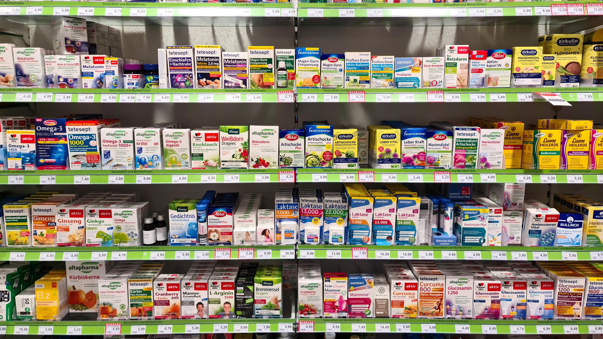 Ein Regal im Drogeriemarkt mit zahllosen Nahrungsergänzungsmitteln | Bild: picture alliance / CHROMORANGE | Michael Piepgras Ein Regal im Drogeriemarkt mit zahllosen Nahrungsergänzungsmitteln