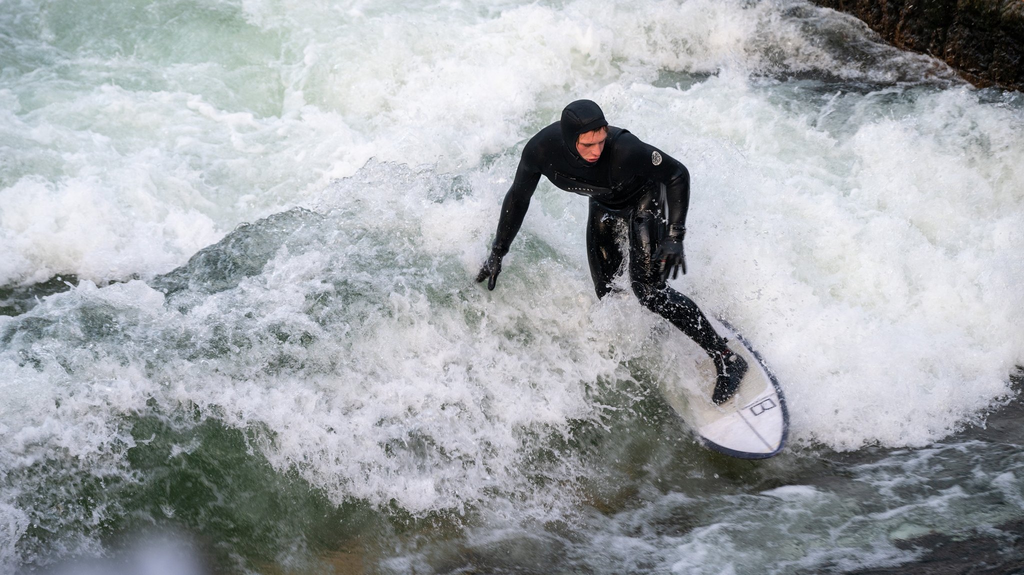 Surfer auf der Münchner Eisbachwelle (Archivbild) | Bild: picture alliance / SZ Photo / Catherina Hess Surfer auf der Münchner Eisbachwelle (Archivbild)