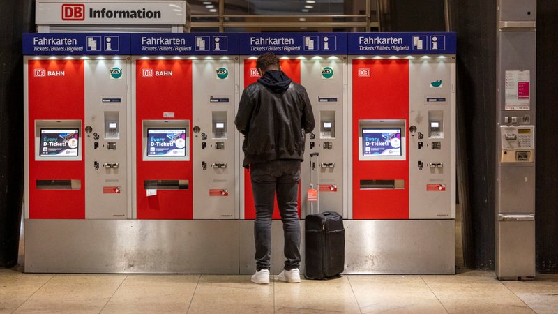 "D-Ticket" steht auf den Monitoren von Fahrkartenautomaten im Hauptbahnhof Köln (Archivbild).