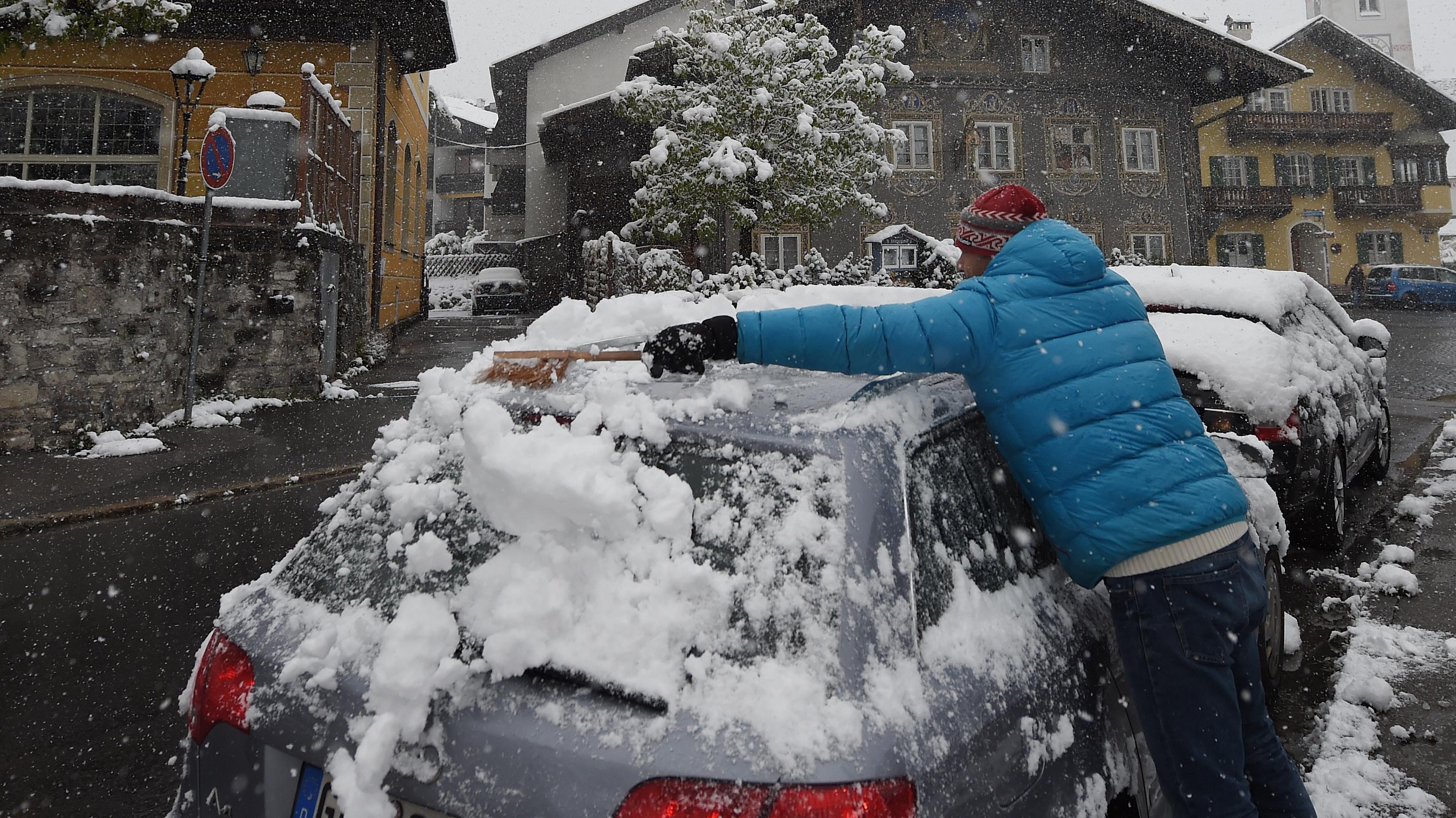 Bis zu 5.000 Euro Strafe: Schnee am Auto kann teuer werden