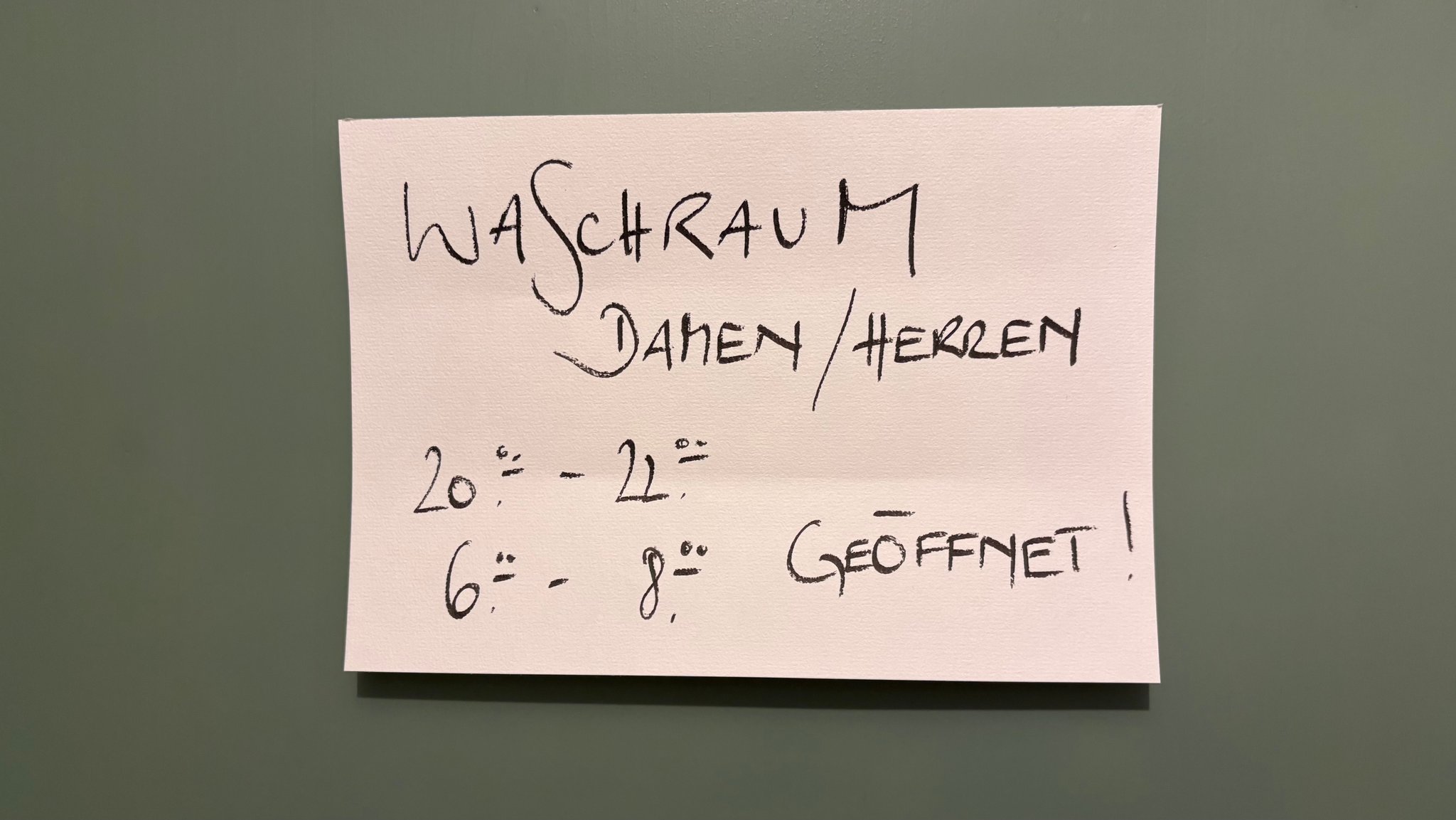 Eine von vielen Maßnahmen zum Wassersparen: Nur ein Waschraum ist noch zeitweise geöffnet.
