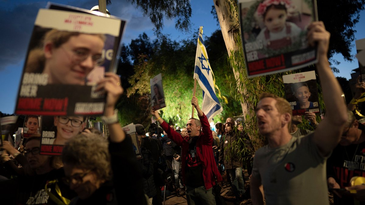 Demonstranten in Tel Avis fordern die Rückkehr von 40 Kindern, die zu den Geiseln der radikalislamischen Hamas gehören.