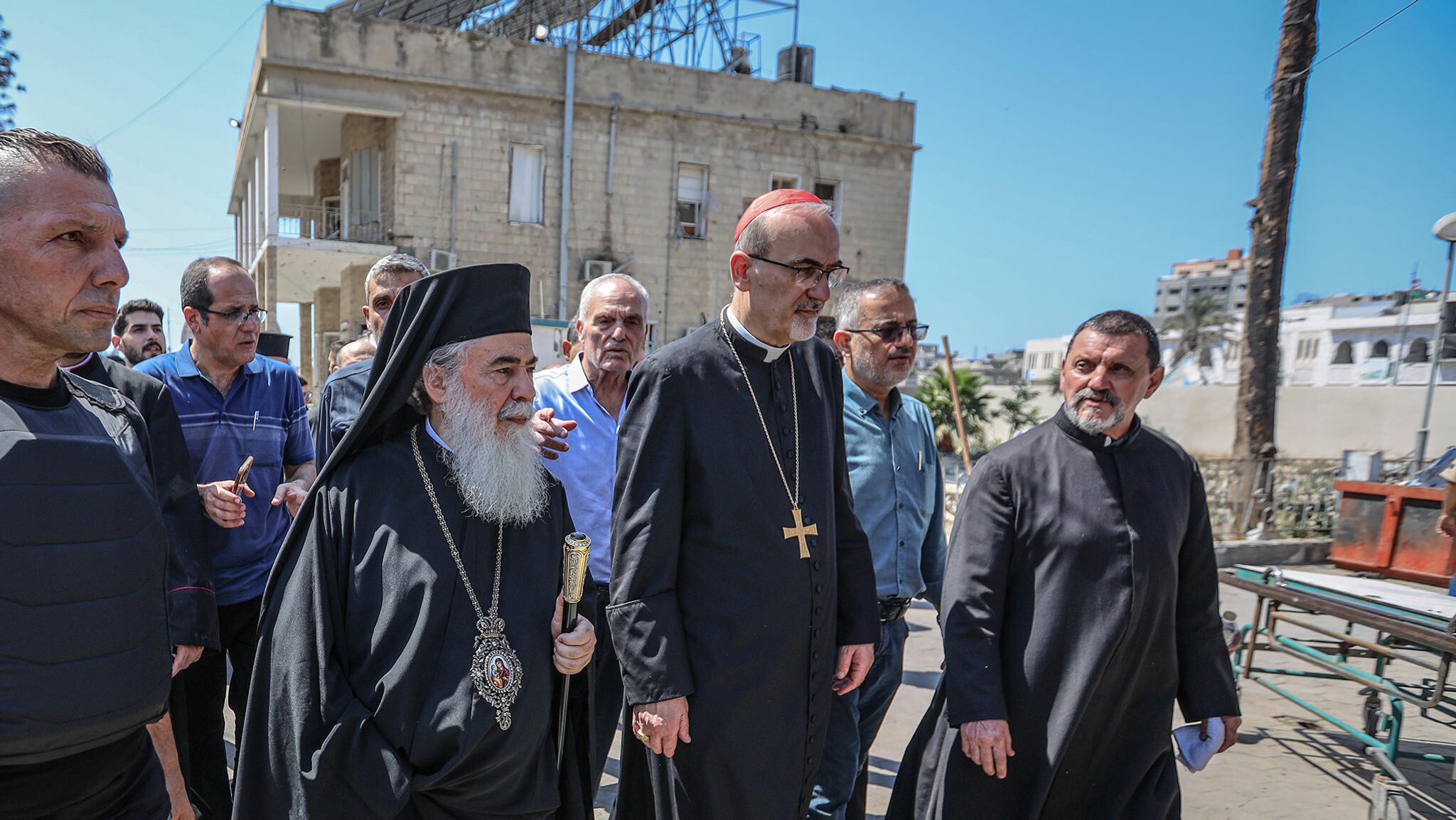 Der griechisch-orthodoxe Patriarch von Jerusalem, Theophilos III., und der lateinische Patriarch von Jerusalem, Kardinal Pierbattista Pizzaballa, besuchen am 18. Juli 2025 die von israelischem Panzergeschoss getroffene Kirche der Heiligen Familie in Gaza-Stadt. | Bild: picture alliance / Anadolu | Hamza Z. H. Qraiqea Der griechisch-orthodoxe Patriarch von Jerusalem, Theophilos III., und der lateinische Patriarch von Jerusalem, Kardinal Pierbattista Pizzaballa, besuchen am 18. Juli 2025 die von israelischem Panzergeschoss getroffene Kirche der Heiligen Familie in Gaza-Stadt.