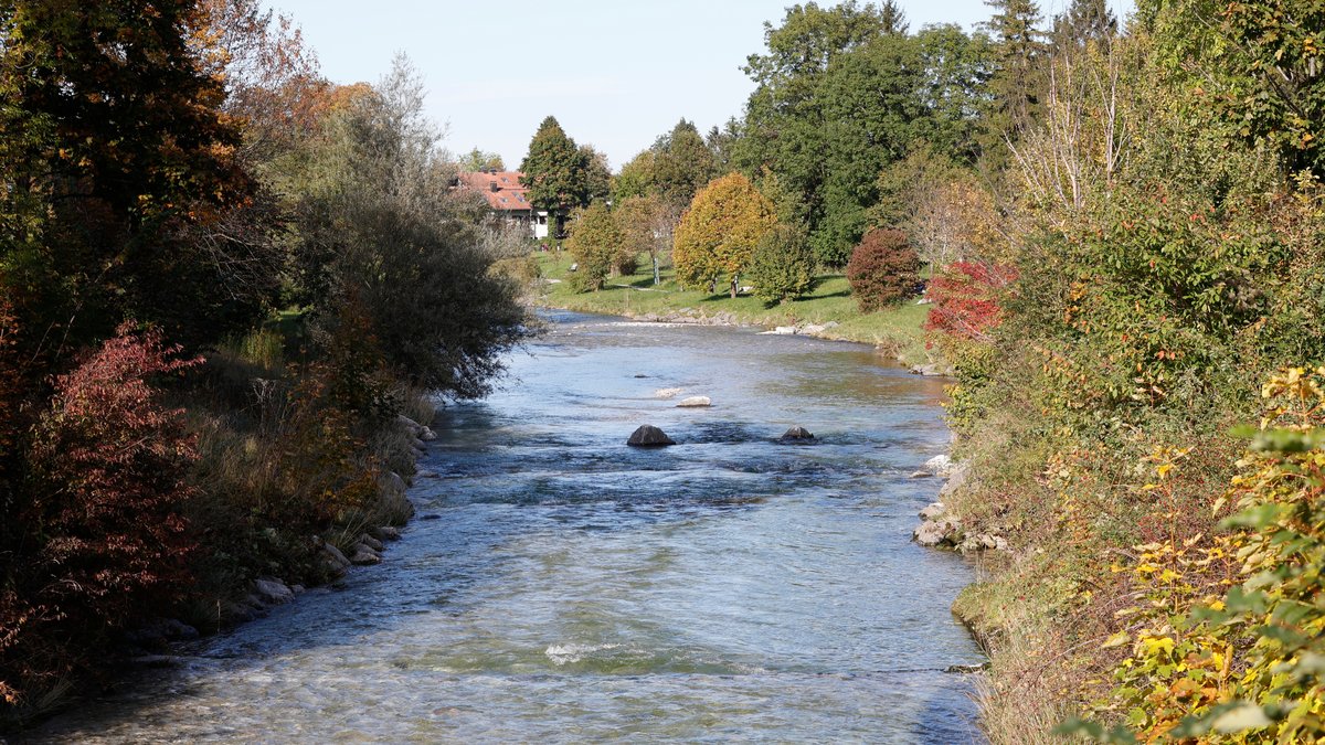 Blick auf den Fluss Prien unterhalb des Schlosses in Aschau im Chiemgau - dort suchte die Polizei nach Spuren des Gewaltverbrechens  