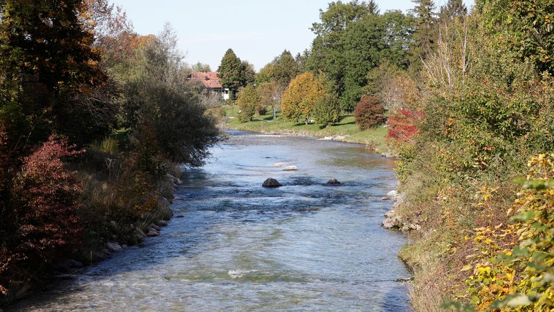 Blick auf den Fluss Prien unterhalb des Schlosses in Aschau im Chiemgau - dort suchte die Polizei nach Spuren des Gewaltverbrechens  