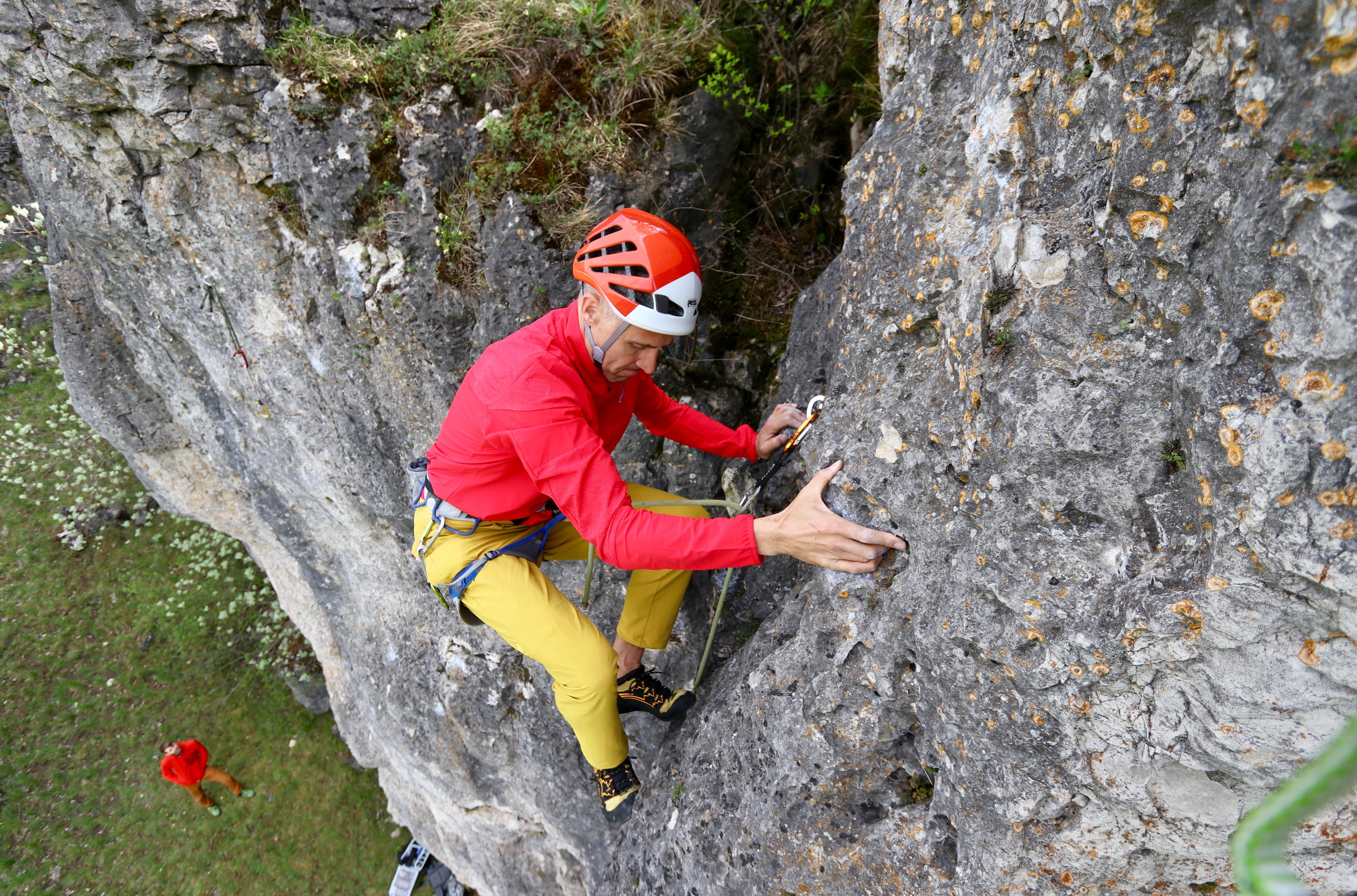 Ein Kletterer an einem Felsen