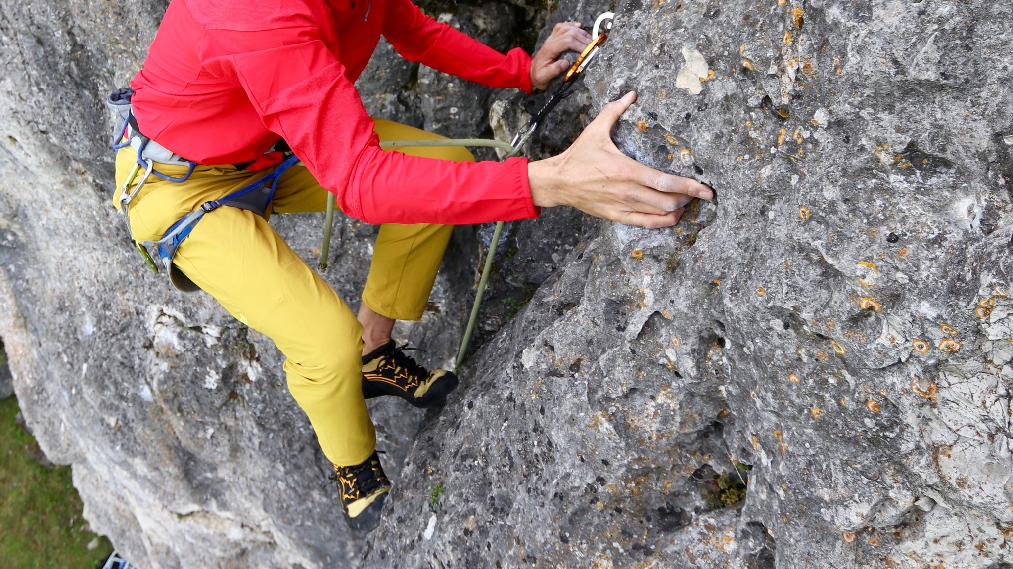 Ein Kletterer an einem Felsen