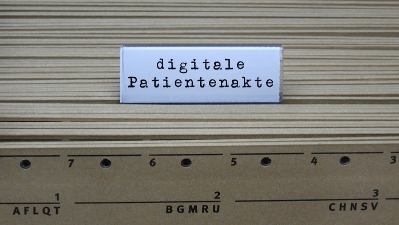 (Symbolbild) An einem Hängeregister steht der Schriftzug "digitale Patientenakte". | Bild: Picture Alliance (Symbolbild) An einem Hängeregister steht der Schriftzug "digitale Patientenakte".