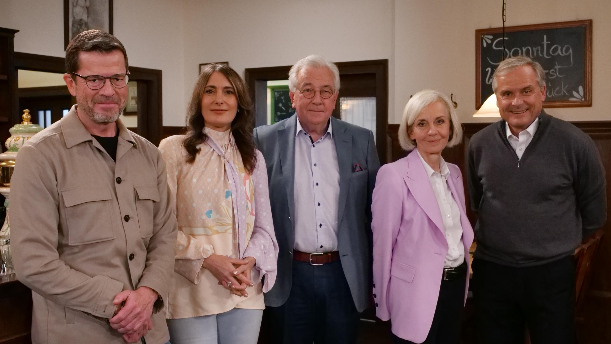 Karl-Theodor zu Guttenberg, Anja Kohl, Hans-Werner Kilz, Ursula Münch und Axel Hacke am BR Sonntags-Stammtisch
