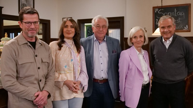 Karl-Theodor zu Guttenberg, Anja Kohl, Hans-Werner Kilz, Ursula Münch und Axel Hacke am BR Sonntags-Stammtisch | Bild: BR/Andreas Schroll Karl-Theodor zu Guttenberg, Anja Kohl, Hans-Werner Kilz, Ursula Münch und Axel Hacke am BR Sonntags-Stammtisch