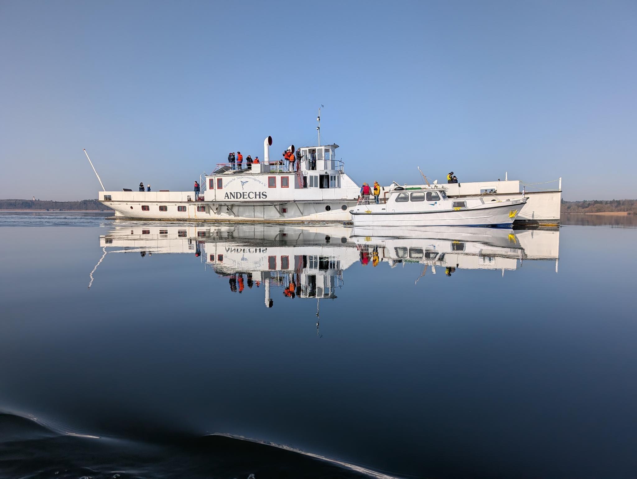 Der alte Schaufelraddampfer Andechs auf dem Ammersee  