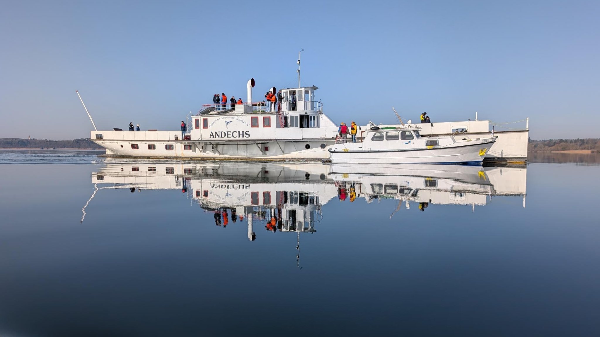 Der alte Schaufelraddampfer Andechs auf dem Ammersee  