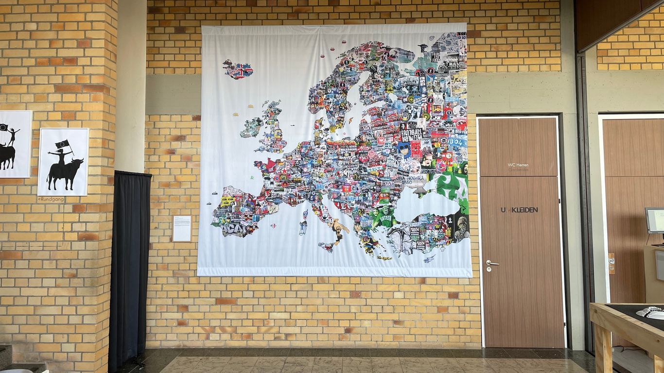 Der Kontinent Europa aus 900 Fußballstickern zusammengeklebt, ein Werk von Harri Heinonen und Mikko Auerniity, Finnland.