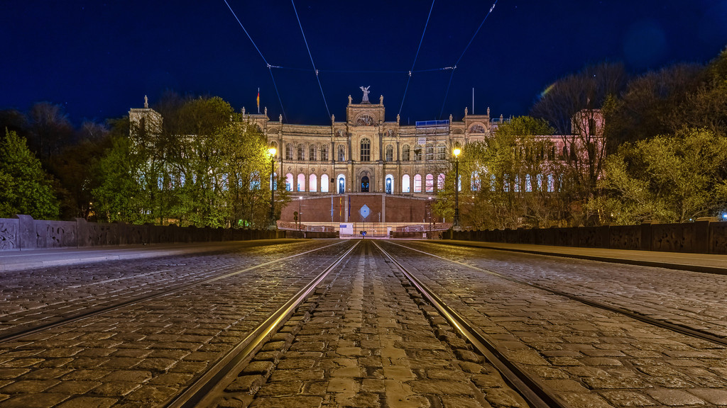 Das Maximilianeum bei Nacht