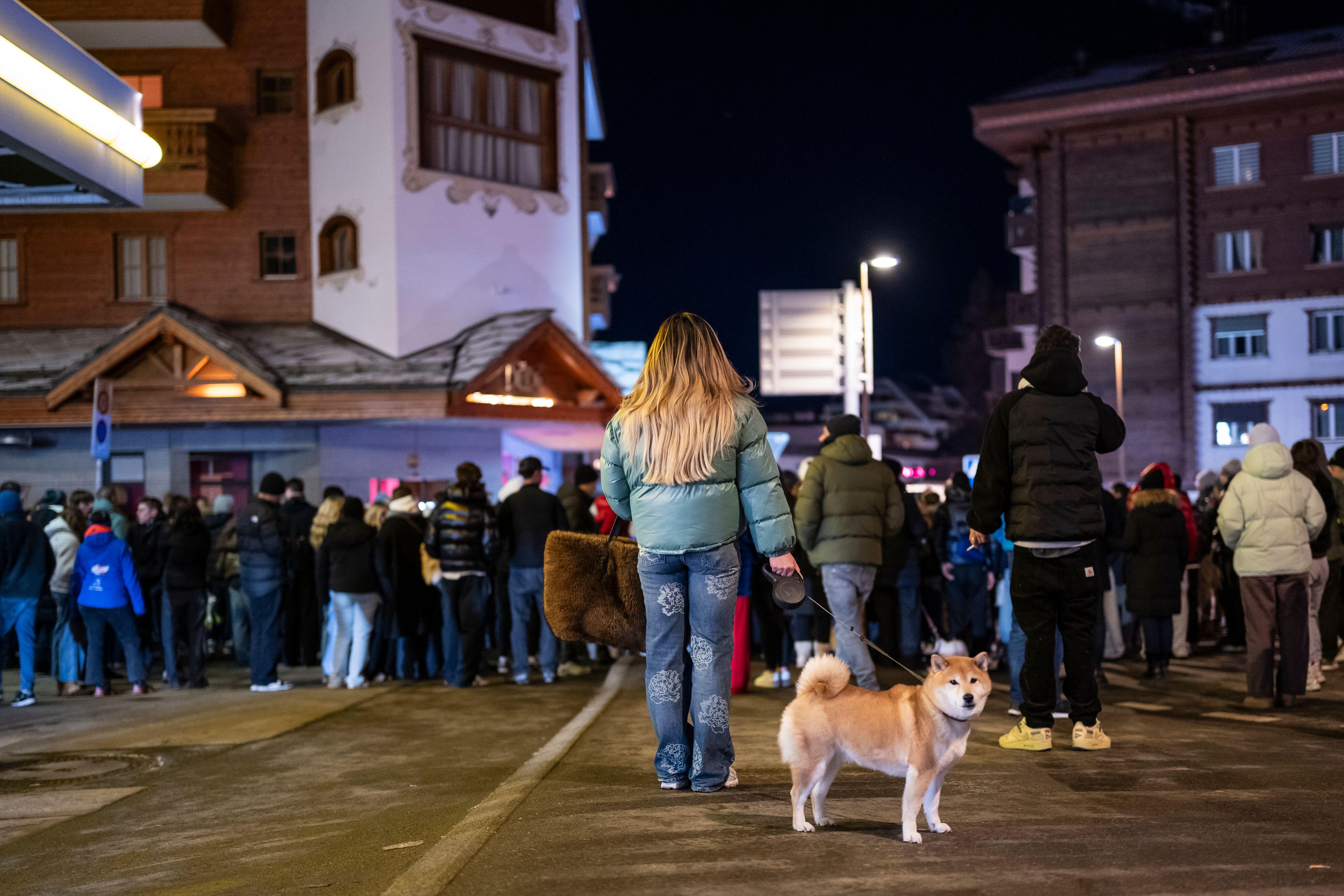Menschen versammeln sich in Crans-Montana, die Trauer ist groß. 
