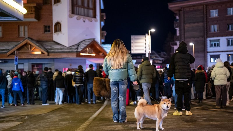 Menschen versammeln sich in Crans-Montana, die Trauer ist groß. | Bild: picture alliance/KEYSTONE | ALESSANDRO DELLA VALLE Menschen versammeln sich in Crans-Montana, die Trauer ist groß.