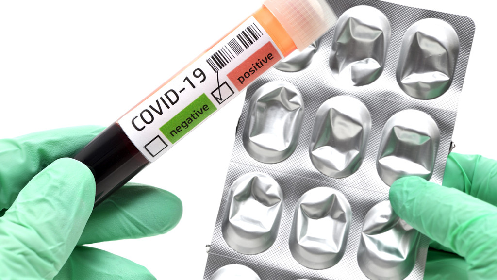 Blutprobe mit Covid-19-Infektion und eine Verpackung von Tabletten. | Bild: picture alliance /Bildagentur-online/Ohde Blutprobe mit Covid-19-Infektion und eine Verpackung von Tabletten.