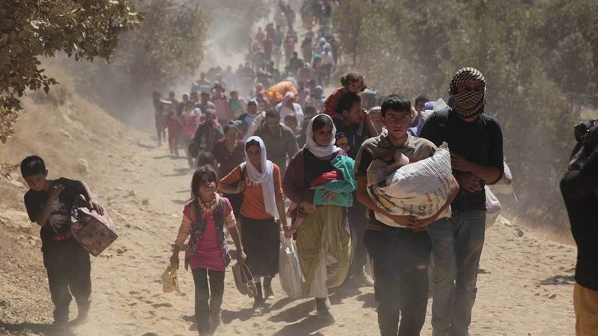 Dieses Bild aus dem Jahr 2014 zeigt Jesiden aus dem Irak auf der Flucht vor dem IS. Die Menschen waren zum Teil über zwei Wochen unterwegs bis sie die türkische Grenze erreicht hatten. Dort suchten sie Schutz. 