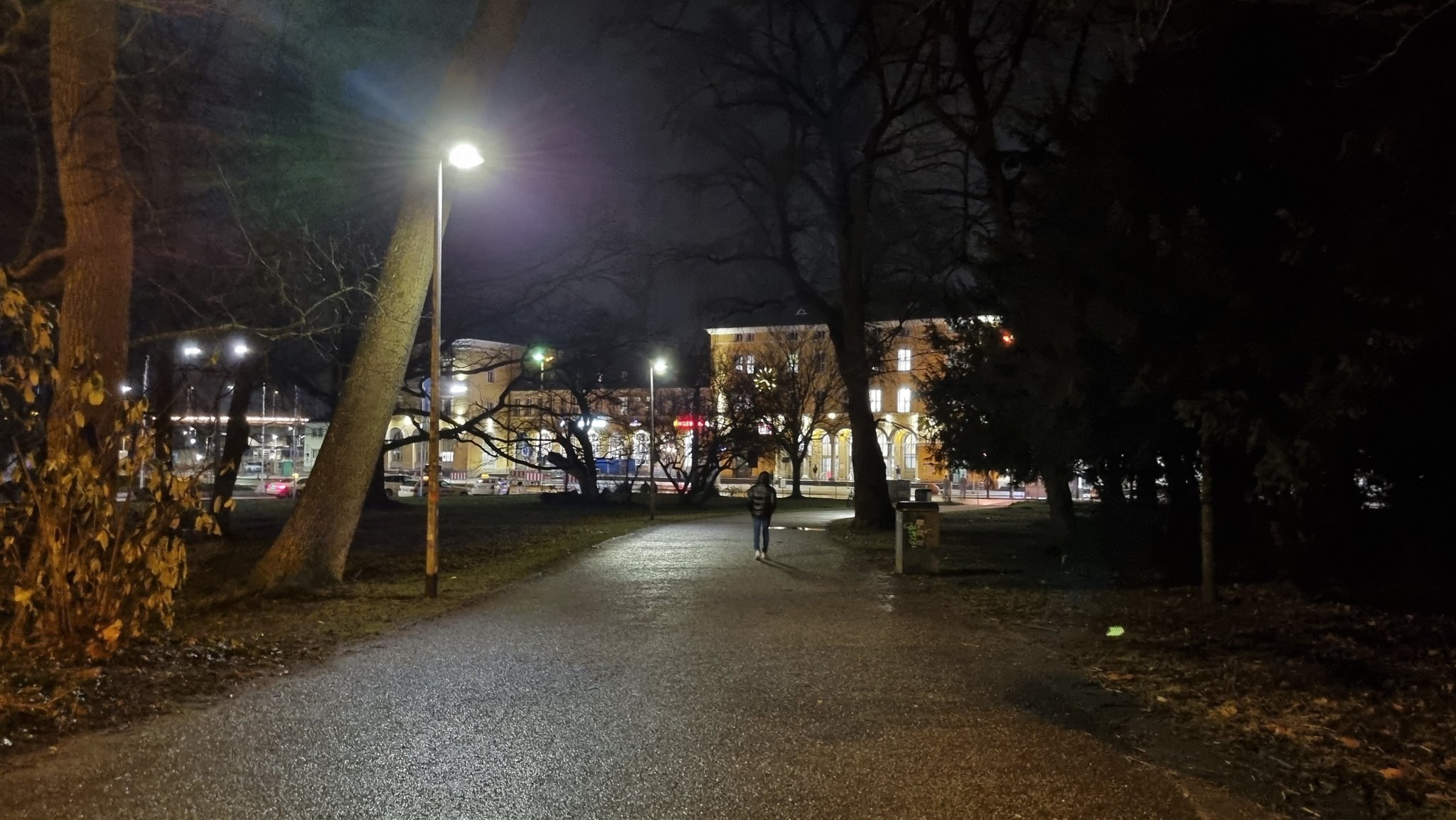 Im Park rund um die Fürst-Anselm-Allee vor dem Bahnhof ist der Drogenhandel aufgeblüht