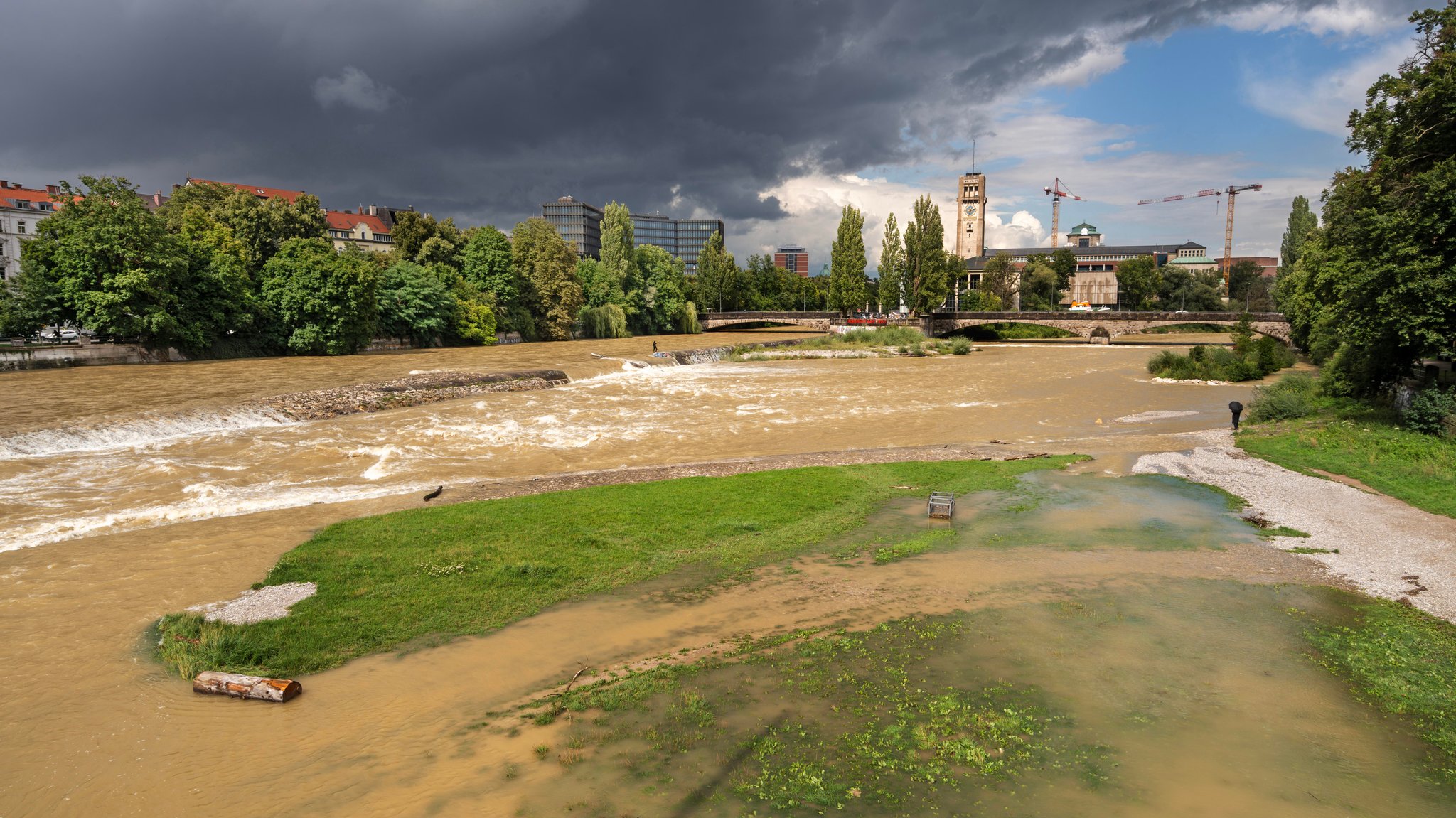 München, 29. Juli 2025, Isar Hochwasser nach Dauerregen der letzten Tage, Blick von der Reichenbachbrücke. | Bild: picture alliance / Wolfgang Maria Weber | Wolfgang Maria Weber München, 29. Juli 2025, Isar Hochwasser nach Dauerregen der letzten Tage, Blick von der Reichenbachbrücke.