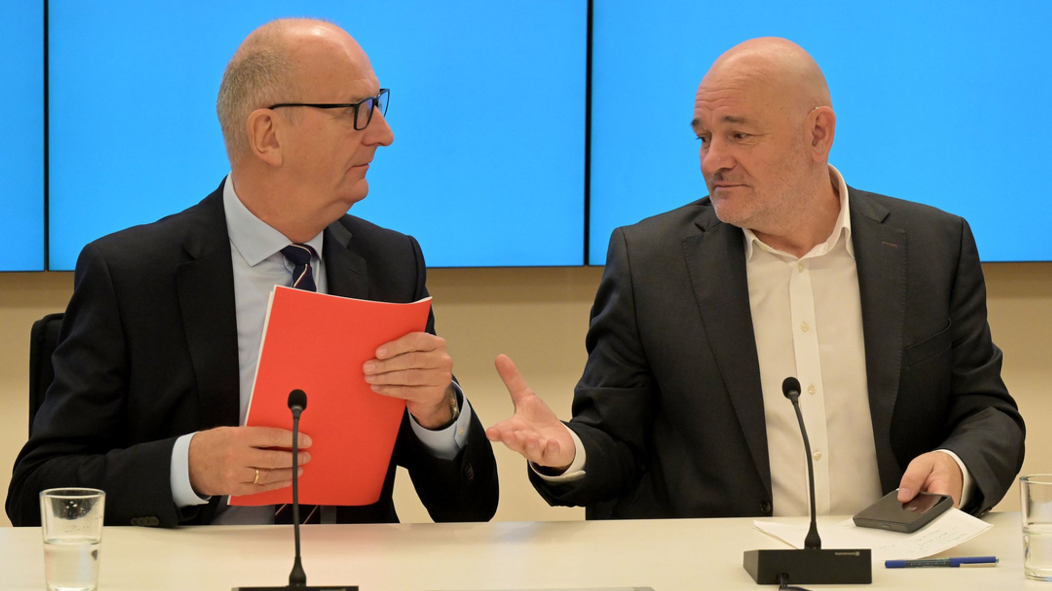 Brandenburgs Ministerpräsident Dietmar Woidke (SPD) und Robert Crumbach, Landesvorsitzenden des BSW Brandenburg (l-r), bei der Landespressekonferenz im Brandenburger Landtagsgebäude.