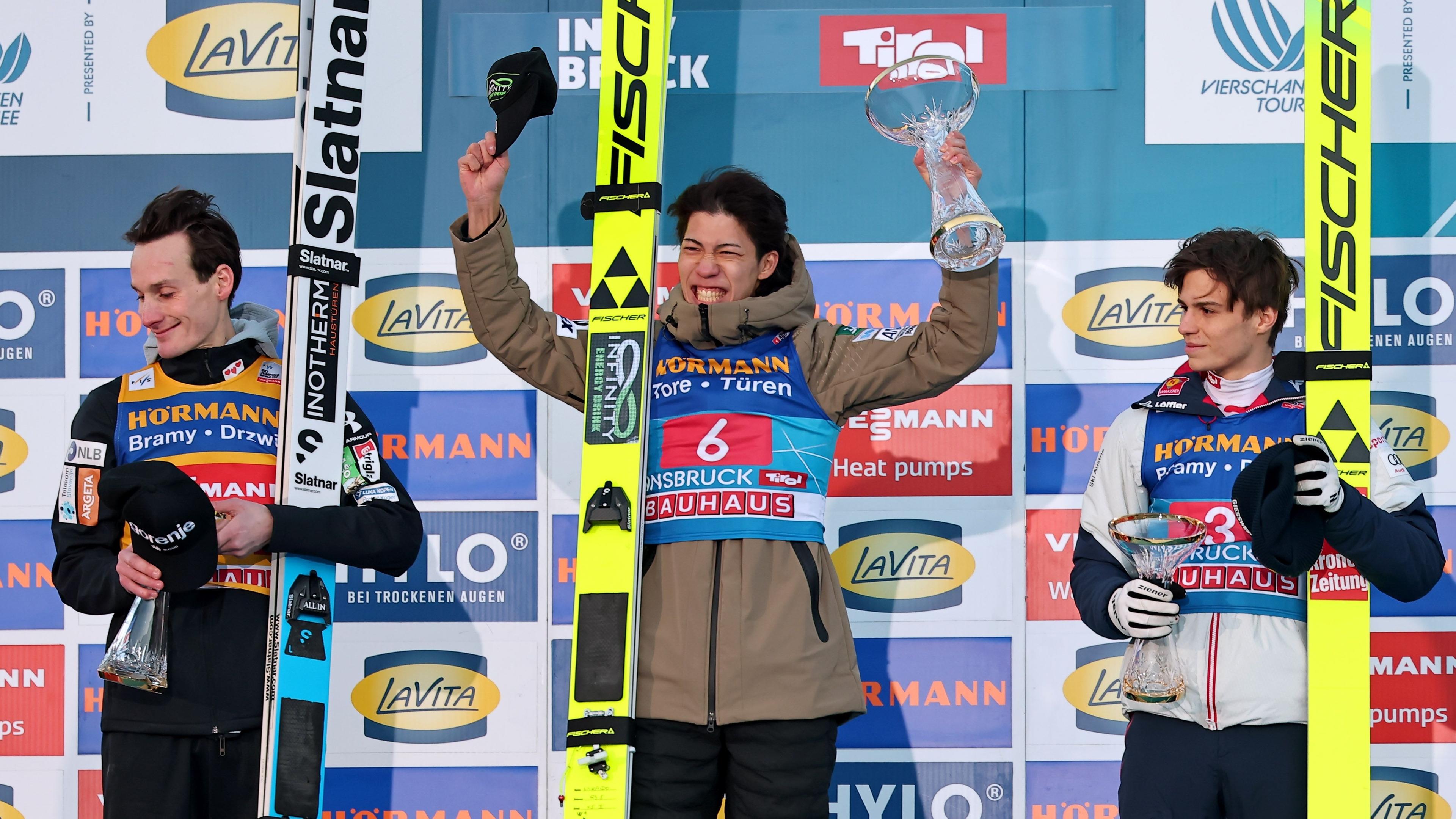 04.01.2026, Österreich, Innsbruck: Ski nordisch/Skispringen, Weltcup, Vierschanzentournee, Großschanze, Männer, 2. Durchgang, Ren Nikaido (Japan) (M) jubelt über den ersten Platz vor Domen Prevc (Slowenien) (l) und Stephan Embacher (Österreich) bei der Siegerehrung. 