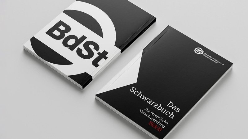 Der Bund der Steuerzahler hat im sogenannten Schwarzbuch seine neue Liste mit Beispielen für Steuerverschwendung vorgestellt. Gemeint sich Projekte, die durch besondere Kostenexplosion und Planungsfehler auffallen. Auch Bauvorhaben in Bayern sind dabei. | Bild: BR.de Der Bund der Steuerzahler hat im sogenannten Schwarzbuch seine neue Liste mit Beispielen für Steuerverschwendung vorgestellt. Gemeint sich Projekte, die durch besondere Kostenexplosion und Planungsfehler auffallen. Auch Bauvorhaben in Bayern sind dabei.