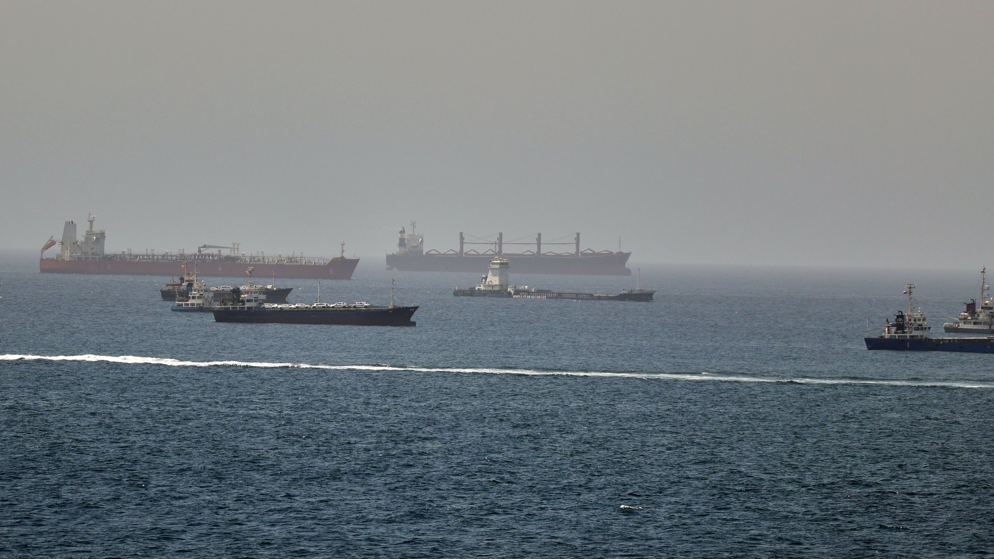 Schifffahrtsrouten zwischen der Straße von Hormus und dem Arabischen Meer Tanker und Frachtschiffe zu sehen. | Bild: dpa-Bildfunk Schifffahrtsrouten zwischen der Straße von Hormus und dem Arabischen Meer Tanker und Frachtschiffe zu sehen.