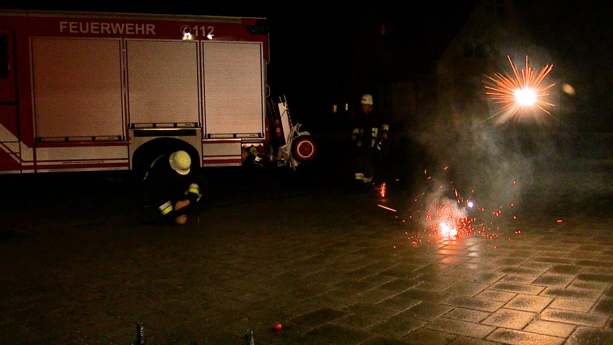 Jugendliche von der Feuerwehr Sulzbach-Rosenberg zünden Kleinfeuerwerk an.