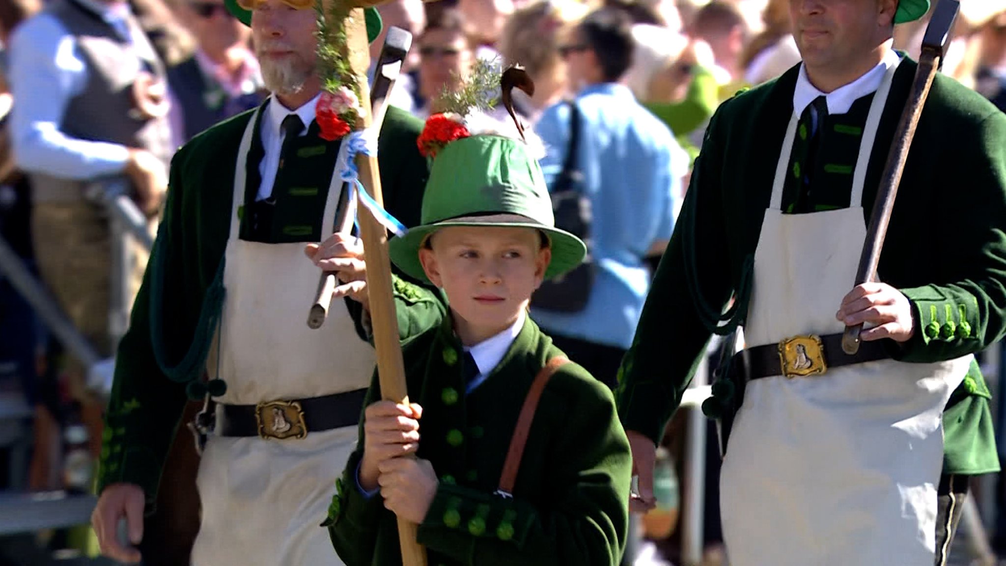 Traditioneller Trachten- und Schützenzug | Bild: Bayerischer Rundfunk 2026 Traditioneller Trachten- und Schützenzug