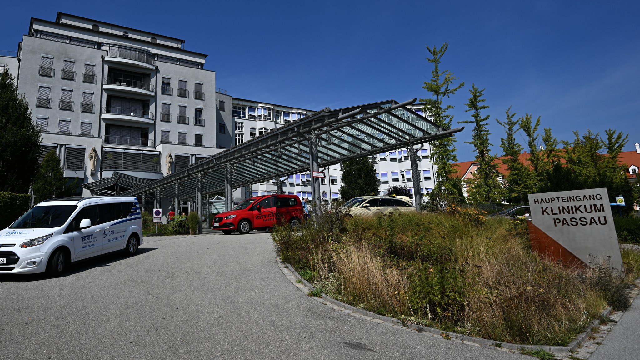 Der Eingang zum Klinikum Passau. | Bild: pa/dpa | Felix Hörhager Der Eingang zum Klinikum Passau.