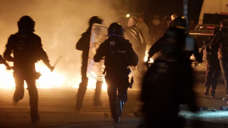 02.06.2023, Sachsen, Leipzig: Polizisten rennen eine Straße entlang. Am Freitagabend ist es im Stadtteil Connewitz zu Ausschreitungen gekommen. Foto: Sebastian Willnow/dpa +++ dpa-Bildfunk +++