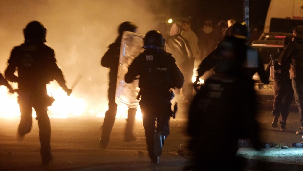 02.06.2023, Sachsen, Leipzig: Polizisten rennen eine Straße entlang. Am Freitagabend ist es im Stadtteil Connewitz zu Ausschreitungen gekommen. Foto: Sebastian Willnow/dpa +++ dpa-Bildfunk +++ | Bild: dpa-Bildfunk/Sebastian Willnow 02.06.2023, Sachsen, Leipzig: Polizisten rennen eine Straße entlang. Am Freitagabend ist es im Stadtteil Connewitz zu Ausschreitungen gekommen. Foto: Sebastian Willnow/dpa +++ dpa-Bildfunk +++