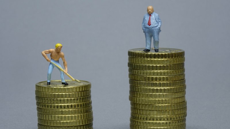 Zwei Figuren auf Münzstapeln | Bild: picture alliance / Sascha Steinach Zwei Figuren auf Münzstapeln