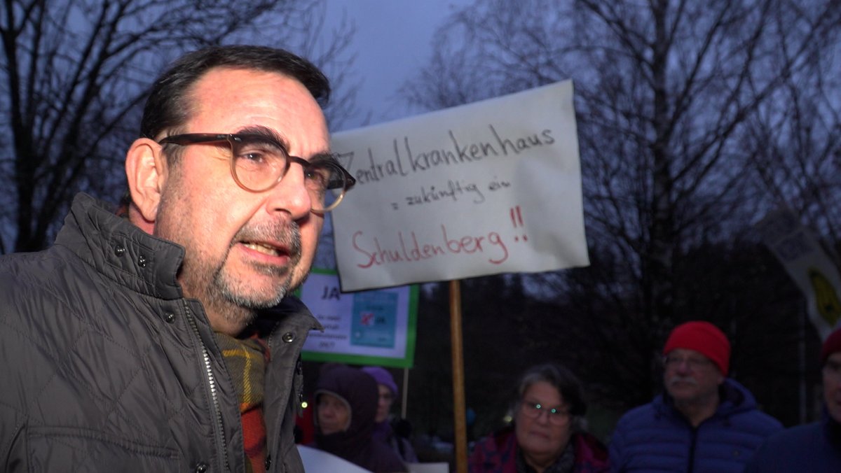 Gesundheitsminister Klaus Holetschek im Gespräch mit Demonstranten