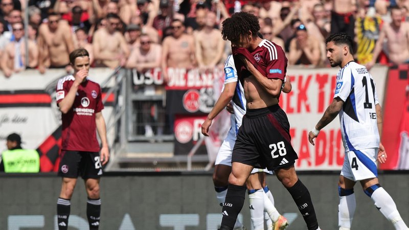 Janis Antiste (1. FC Nürnberg) geht nach "Rot" gegen den Hamburger SV vom Platz | Bild: picture-alliance/dpa Janis Antiste (1. FC Nürnberg) geht nach "Rot" gegen den Hamburger SV vom Platz
